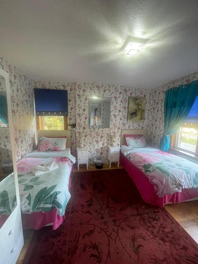Redwood Lodge Уэстбери Экстерьер фото